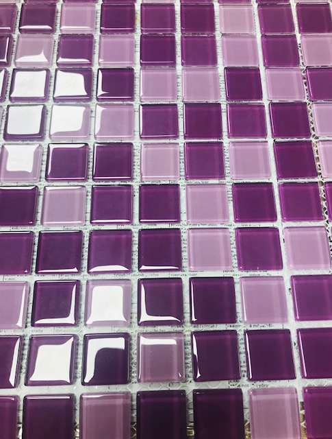 Pâte de verre mix violet , 2.5 x 2.5 cm , à la plaque .